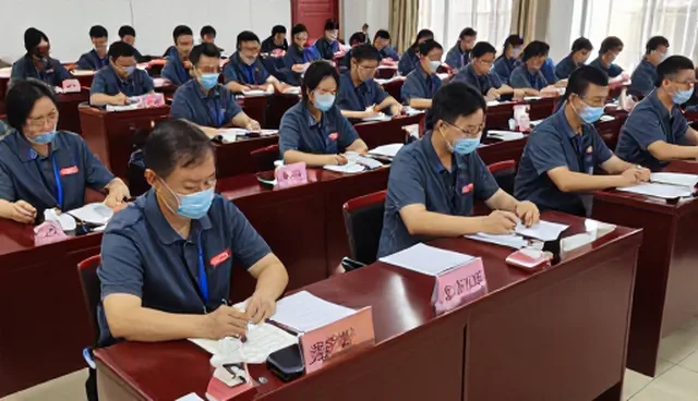 企业技术培训课程：自主开发与外包合作的取舍比较